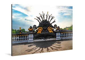 Tableau en plexiglas du candélabre noir et doré du pont Alexandre III à Paris sous un ciel bleu