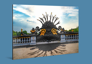 Tableau en aluminium du candélabre noir et doré du pont Alexandre III à Paris sous un ciel bleu