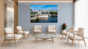 Tableau sur toile représentant le pont de Bir-Hakeim, la Seine et les immeubles de Paris sous un ciel bleu