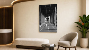 Tableau mural sur toile noir et blanc montrant une femme sous les arches du pont de Bir-Hakeim à Paris