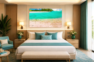 Tableau aluminium représentant un lagon turquoise, une plage de sable rosé et des cocotiers sous un ciel lumineux