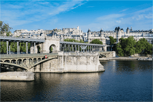 Photographie de Paris et de la Seine avec pont en pierre, architecture parisienne et ciel bleu