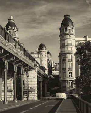 Image représentant le pont de Bir-Hakeim à Paris en noir et blanc avec son métro aérien