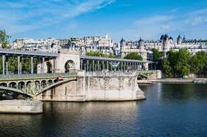 Image représentant le pont de Bir-Hakeim, la Seine et les immeubles de Paris sous un ciel bleu