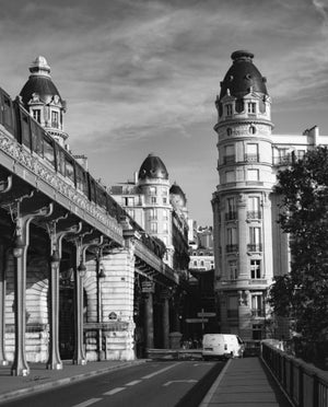 Image du pont de Bir-Hakeim à Paris en noir et blanc, avec métro aérien et immeubles anciens