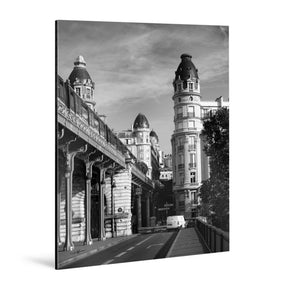 Tableau mural en aluminium du pont de Bir-Hakeim à Paris en noir et blanc, avec métro aérien et immeubles anciens