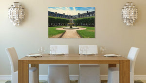 Tableau mural en bois représentant la fontaine, le jardin et les façades historiques de la place des Vosges à Paris sous un ciel bleu