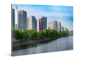 Tableau décoratif mural en plexiglas représentant le Front de Seine à Paris, ses immeubles modernes, ses arbres et les reflets de l’eau
