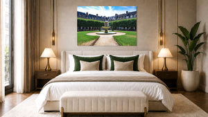 Tableau mural en aluminium représentant la fontaine, le jardin et les façades de la place des Vosges à Paris sous un ciel bleu