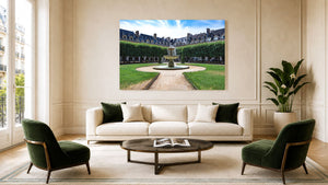 Tableau mural en plexiglas représentant une fontaine, le jardin et les façades de la place des Vosges à Paris sous un ciel bleu