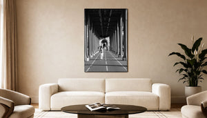 Tableau en plexiglas noir et blanc montrant une femme sous les arches métalliques du pont de Bir-Hakeim à Paris